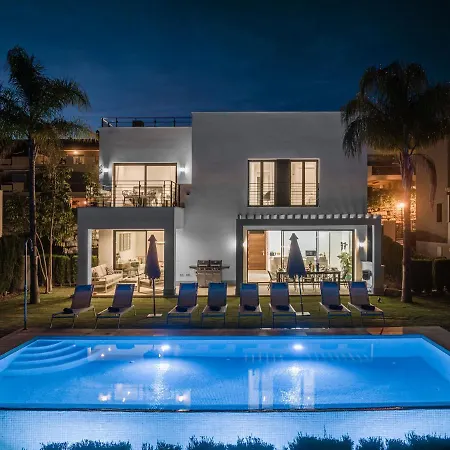 Hotel Vacation Marbella I Chloe The Golfer, Infinity Pool, Rooftop Views, New-built Estepona