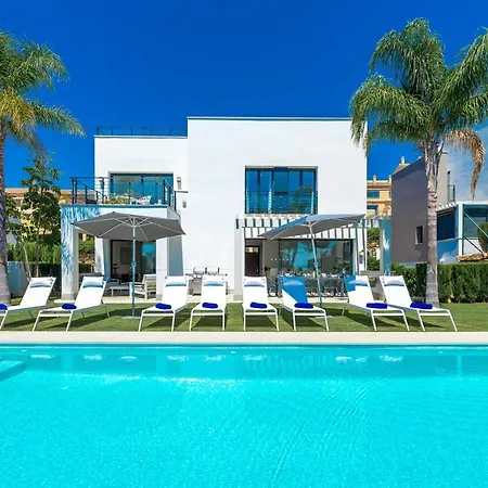 Vacation Marbella I Chloe The Golfer, Infinity Pool, Rooftop Views, New-built Hotell