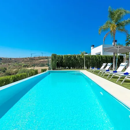 Hotell Vacation Marbella I Chloe The Golfer, Infinity Pool, Rooftop Views, New-built
